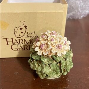 Harmony Kingdom marsh Marigold trinket box